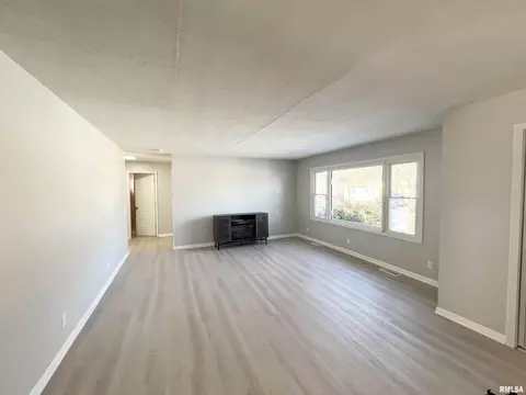 403 E Birch St, Carbondale, IL 62901 photo 3