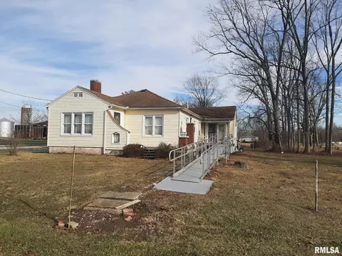 102 E Church St, Buckner, IL 62819