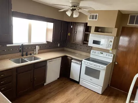 1015 E 3rd St, Centralia, IL 62801 photo 2