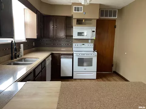 1015 E 3rd St, Centralia, IL 62801 photo 4