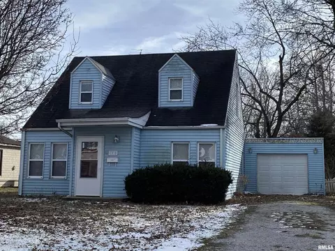 1015 E 3rd St, Centralia, IL 62801