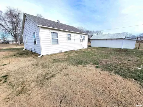 237 W Elm St, Noble, IL 62868 photo 3