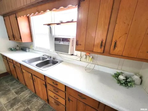 237 W Elm St, Noble, IL 62868 photo 10