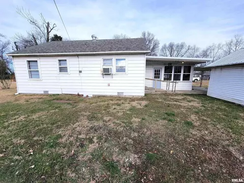 237 W Elm St, Noble, IL 62868 photo 2