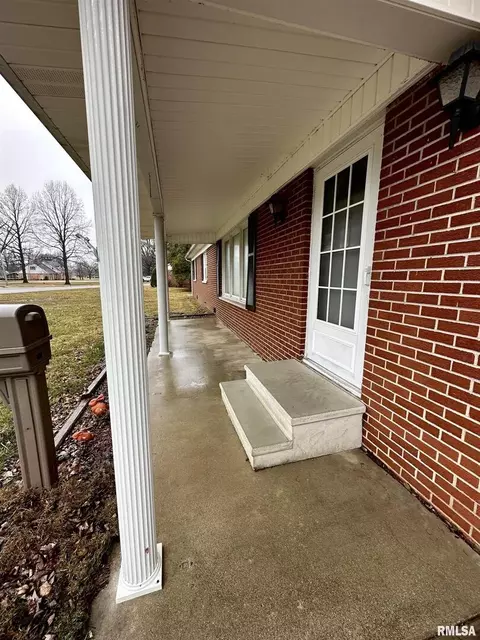 308 Montgomery Cirs, Carmi, IL 62821 photo 2
