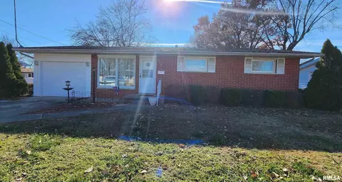 519 E Mallory Ln, Du Quoin, IL 62832