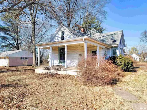 233 E 10th St, Flora, IL 62839
