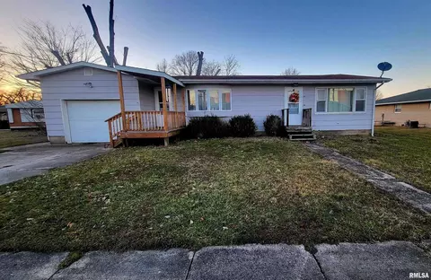 109 N Hickory St, Farina, IL 62838