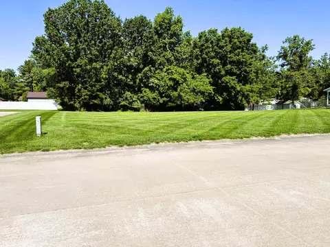 22 Clearlake Dr, Centralia, IL 62801