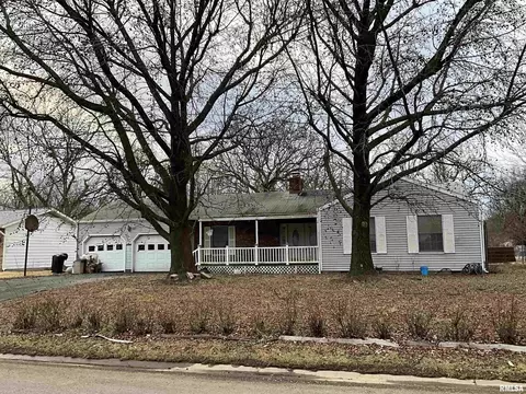 233 Woodland Dr, Salem, IL 62881