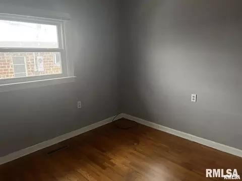 305 E Taylor St, Herrin, IL 62948 photo 3
