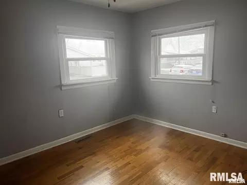 305 E Taylor St, Herrin, IL 62948 photo 5