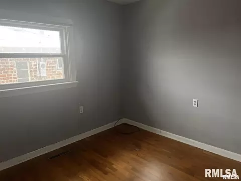 305 E Taylor St, Herrin, IL 62948 photo 2