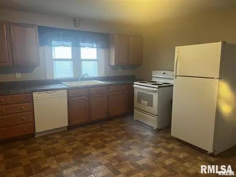 305 E Taylor St, Herrin, IL 62948 photo 7