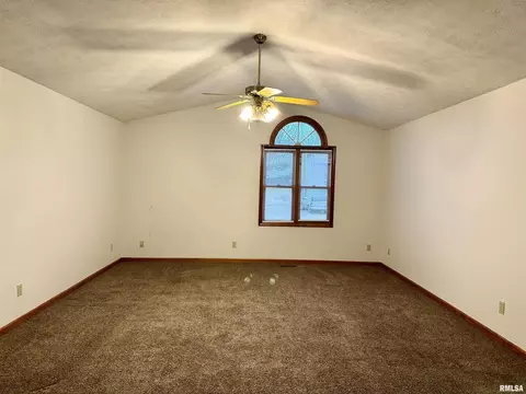 802 E Marshall St, Marion, IL 62959 photo 4
