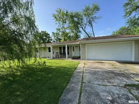 1129 W Boone St, Salem, IL 62881