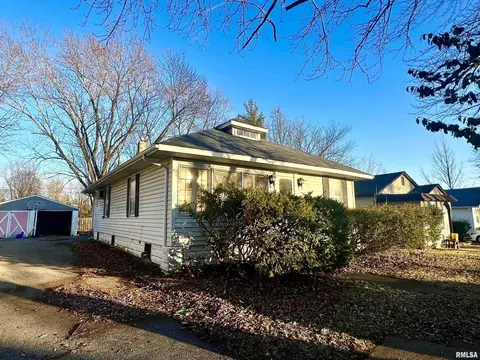 212 S 8th St, Herrin, IL 62948
