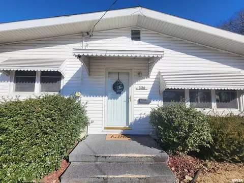 306 Van Buren St, Du Quoin, IL 62832