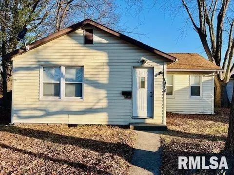 1014 E 4th St, Centralia, IL 62801