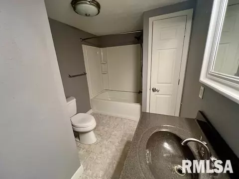 1014 E 4th St, Centralia, IL 62801 photo 5