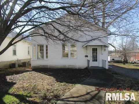 13 E Gaskins St, Harrisburg, IL 62946