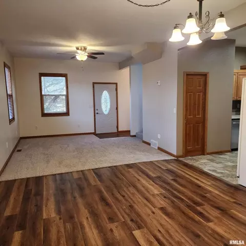 1714 E Main St, Salem, IL 62881 photo 3