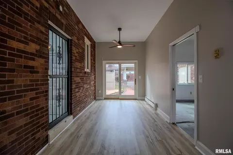 219 S Pine St, Benton, IL 62812 photo 10