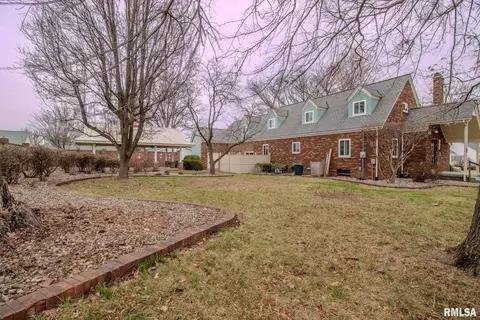 219 S Pine St, Benton, IL 62812 photo 5