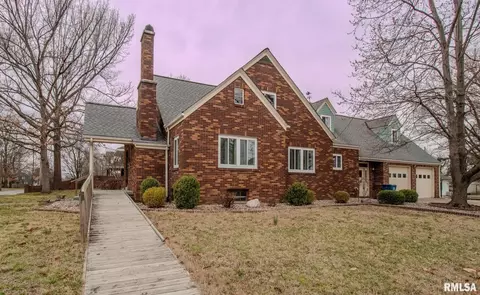 219 S Pine St, Benton, IL 62812 photo 3