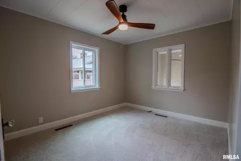 219 S Pine St, Benton, IL 62812 photo 18
