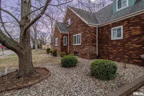 219 S Pine St, Benton, IL 62812 photo 2