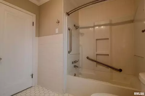 219 S Pine St, Benton, IL 62812 photo 23
