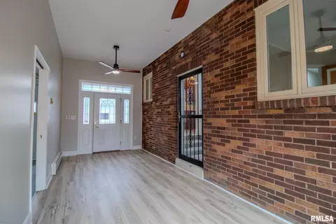 219 S Pine St, Benton, IL 62812 photo 9