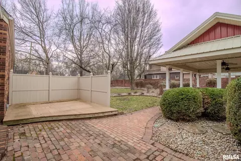 219 S Pine St, Benton, IL 62812 photo 8
