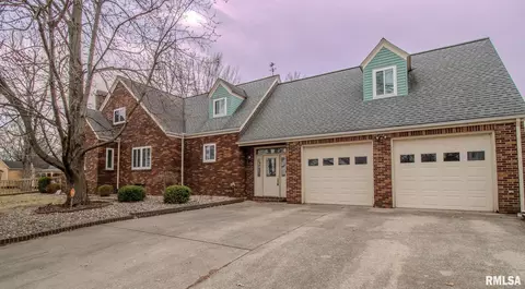 219 S Pine St, Benton, IL 62812