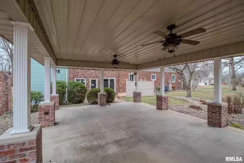 219 S Pine St, Benton, IL 62812 photo 7
