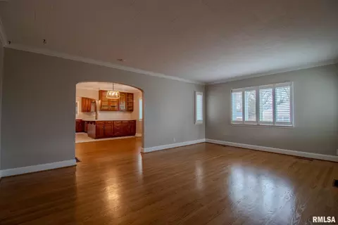 219 S Pine St, Benton, IL 62812 photo 11