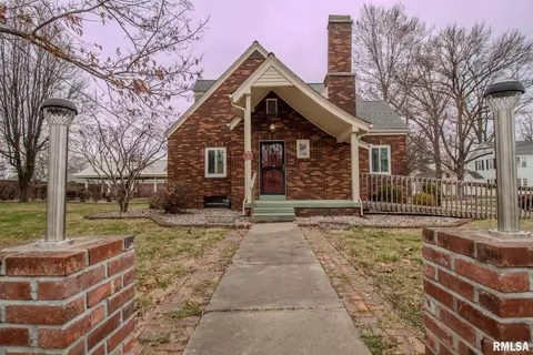 219 S Pine St, Benton, IL 62812 photo 4