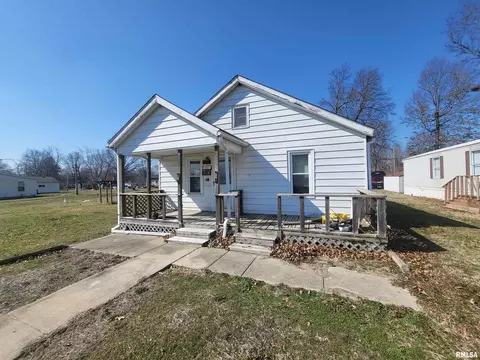 1333 N Trenary St, Salem, IL 62881