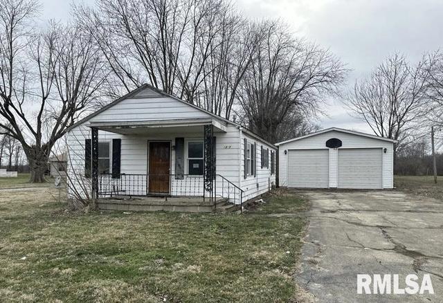 1327 S College St, Salem, IL 62881