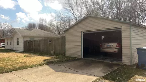 513 N 9th St, Benton, IL 62812 photo 2