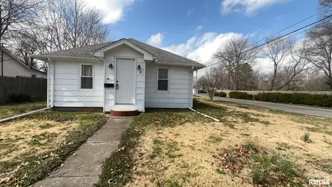 513 N 9th St, Benton, IL 62812