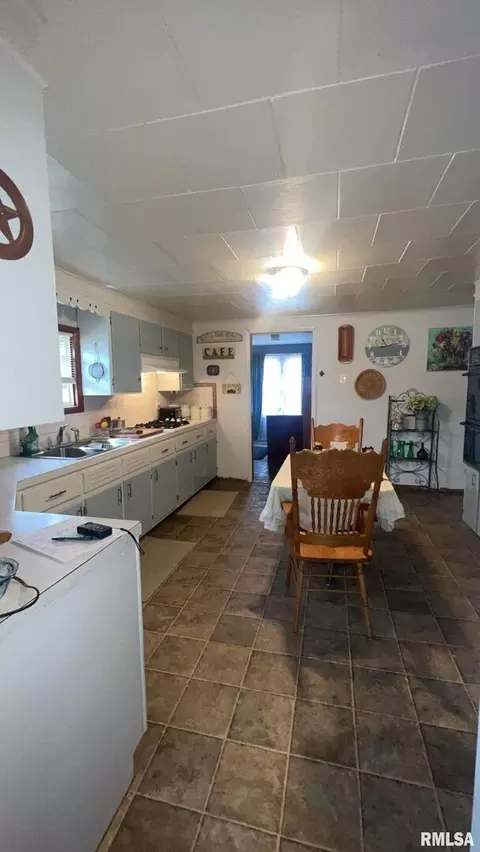 513 N 9th St, Benton, IL 62812 photo 16