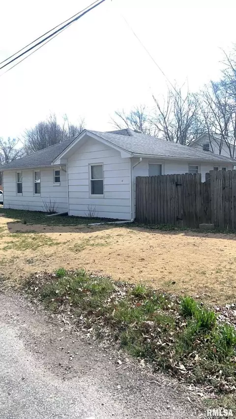 513 N 9th St, Benton, IL 62812 photo 3