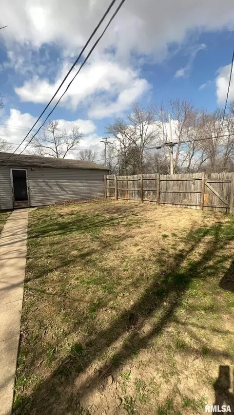 513 N 9th St, Benton, IL 62812 photo 5