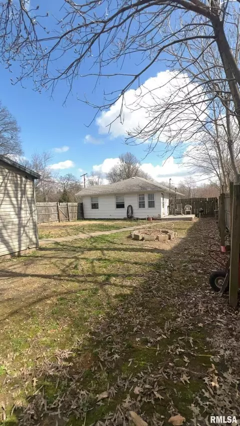 513 N 9th St, Benton, IL 62812 photo 4