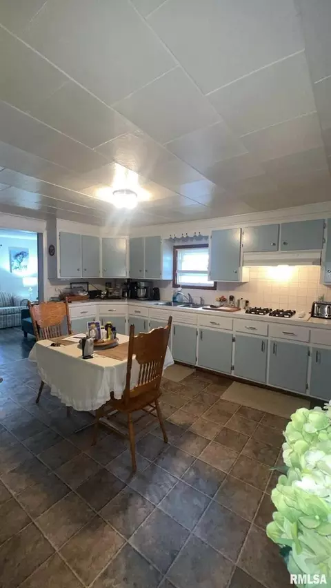 513 N 9th St, Benton, IL 62812 photo 9
