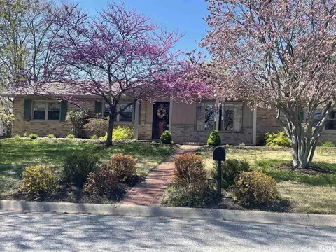 105 Belcher Dr, Anna, IL 62906