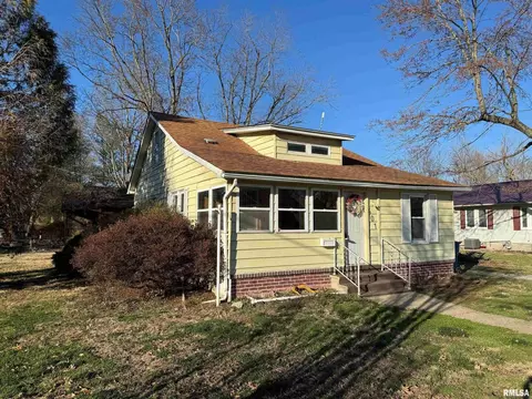401 E Reed St, Benton, IL 62812 photo 2