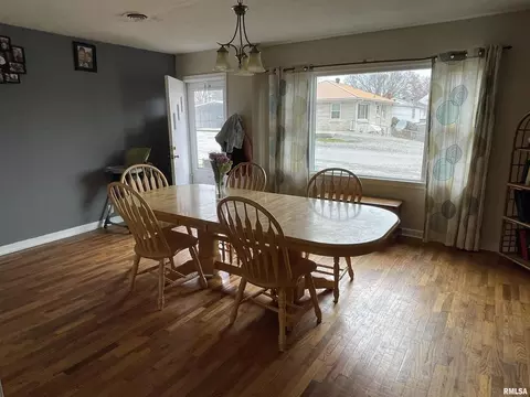 207 State St, Carmi, IL 62821 photo 3